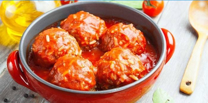 Mleté ježky s ryžou a paradajkovou omáčkou v panvici