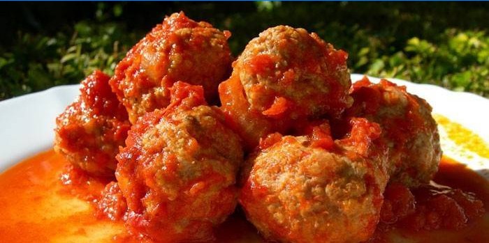 Mleté ježky v paradajkovej a zeleninovej omáčke