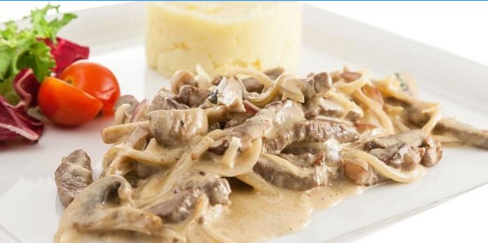 Hovädzie stroganoff s hovädzím mäsom a šampiňónmi