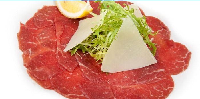 Hotové hovädzie carpaccio s parmezánom a šalátom