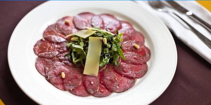 Hovädzie Carpaccio so syrom a borovicovými orieškami