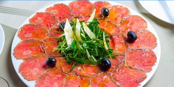 Miska s teľacím carpacciom, parmezánom a rukolou