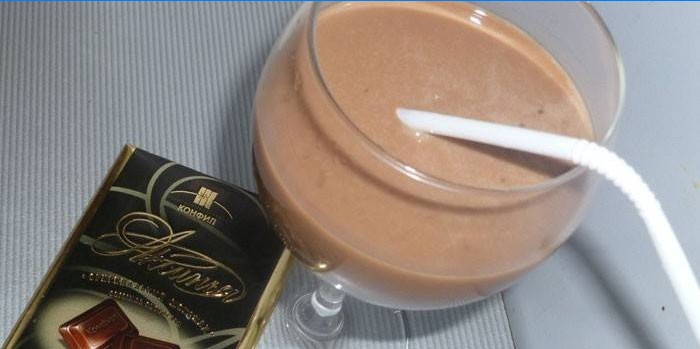 Likér Baileys v pohári a čokoládovej tyčinke