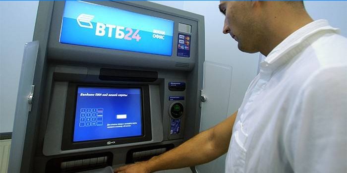 Muž v blízkosti bankomatu VTB Bank