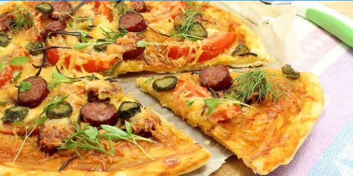 Pizzu z pizze s párkami a paradajkami