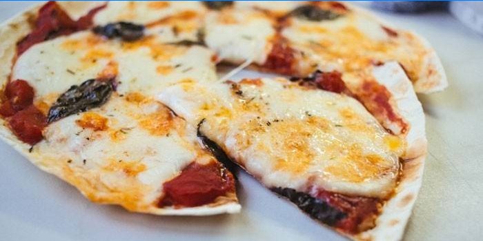 Pizza na báze Lavash s náplňou z paradajok a mozzarellou