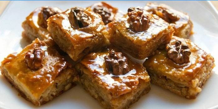 Pripravená medová baklava s vlašskými orechmi