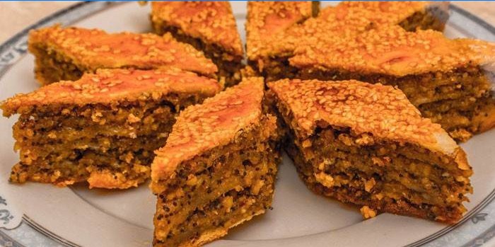 Variácia baklavy s makom a sezamovými semienkami na tanieri