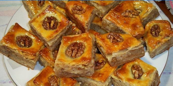 Plátky baklava s vlašskými orechmi na tanieri