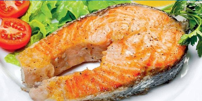 Steak z lososa so zeleninou a bylinkami