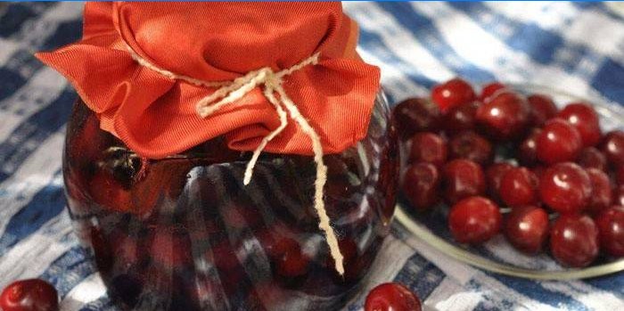Cherry jam v jar a cherry v tanieri