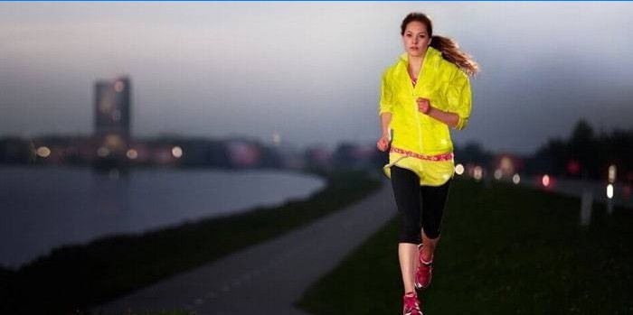 Mladá žena jogging