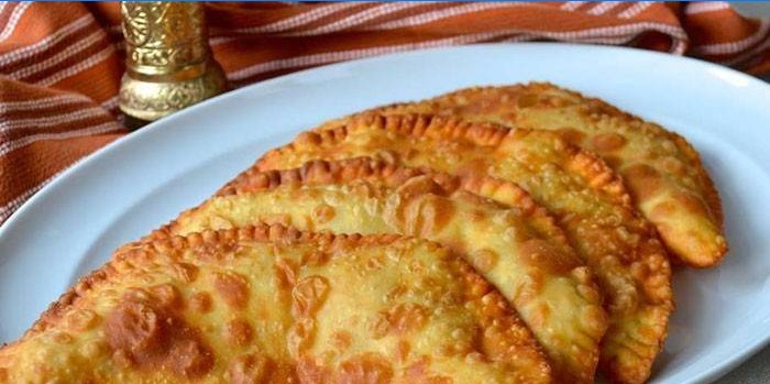 Cheburek na pudingovom cesta na tanieri