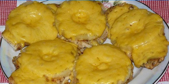 Pečené kuracie filé s ananásom a syrom