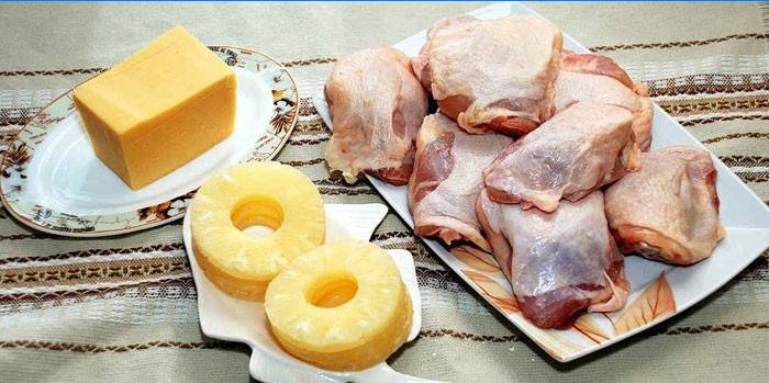 Kuracie stehná, plátky ananásu a syr