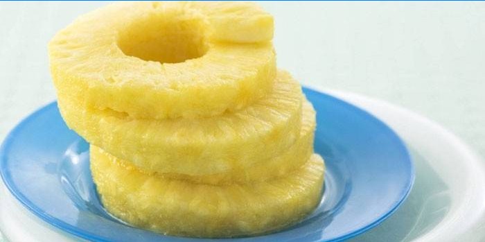 Hrnčeky konzervovaného ananásu na tanieri