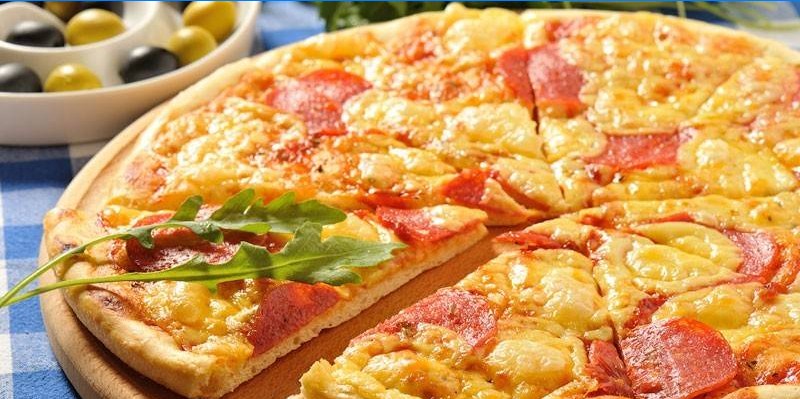 Pizza s ananásom a salámou