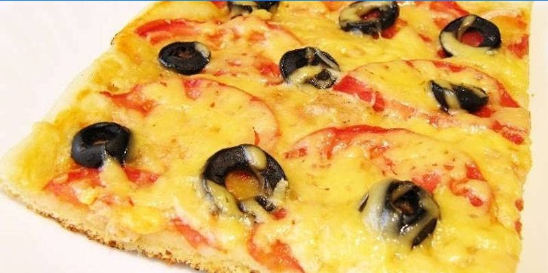 Pizza s ananásom, olivami a paradajkami