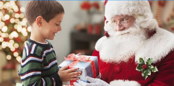 Santa Claus dáva chlapcovi darček na Nový rok