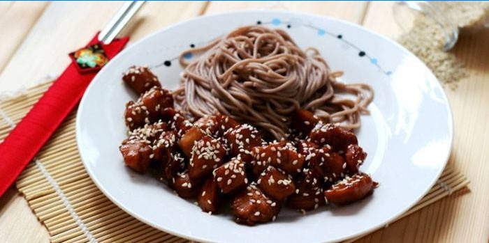 Pohankové rezance s kuracím mäsom v omáčke teriyaki