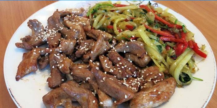 Vyprážané hovädzie mäso v teriyaki omáčke so zeleninou