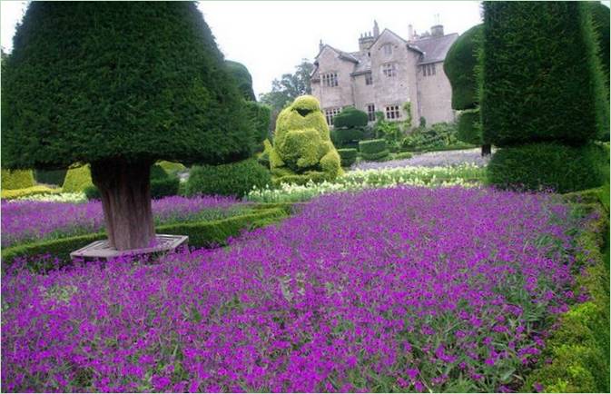 Floristické sochy v záhrade Levenshall