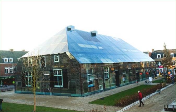 Budova v podobe sklenenej farmy v Holandsku
