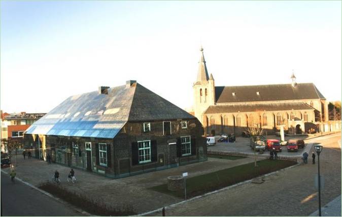 Budova v podobe sklenenej farmy v Holandsku