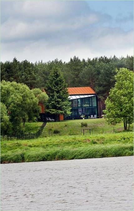 Moderný dom od Archispektras Studija na brehu rieky s výhľadom na borovicový les, Kaunas, Litva