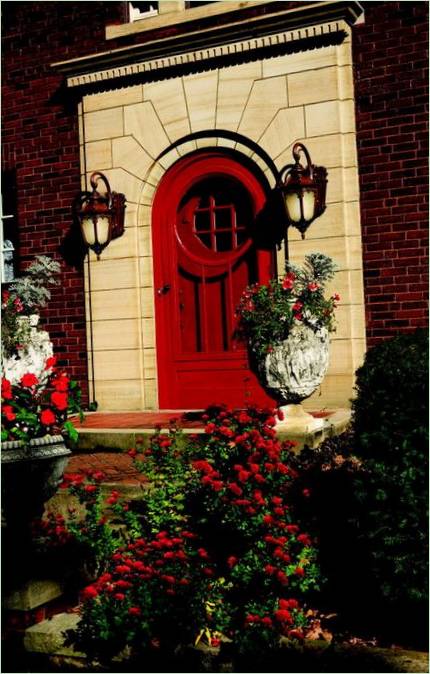 Červená výzdoba vstupných dverí