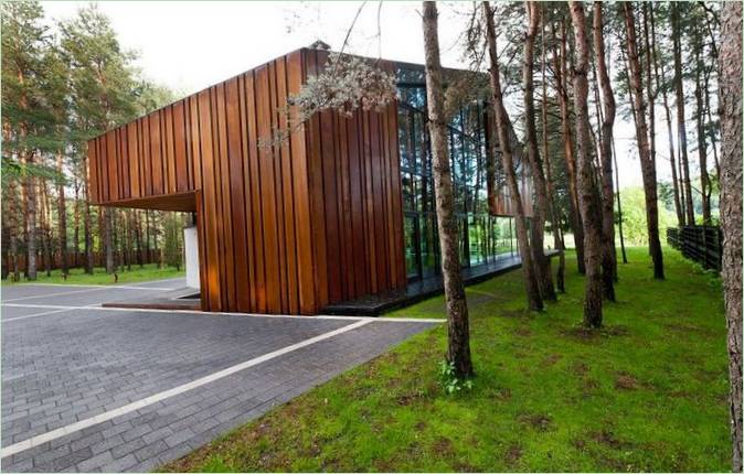 Moderný dom od Archispektras Studija na brehu rieky s výhľadom na borovicový les, Kaunas, Litva