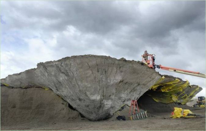 Socha z prírodného materiálu, vytesaná do skaly