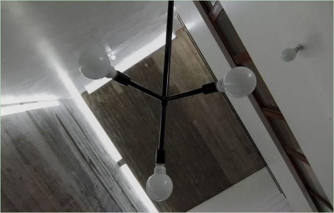 Neobvyklá stojacia lampa v obývacej izbe O House