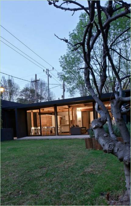 Pôvodný dom Casa Calero s čierno-červenou fasádou od DCPP arquitectos, México City, Mexiko