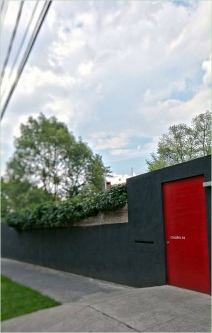 Pôvodný dom Casa Calero s čierno-červenou fasádou od DCPP arquitectos, México City, Mexiko