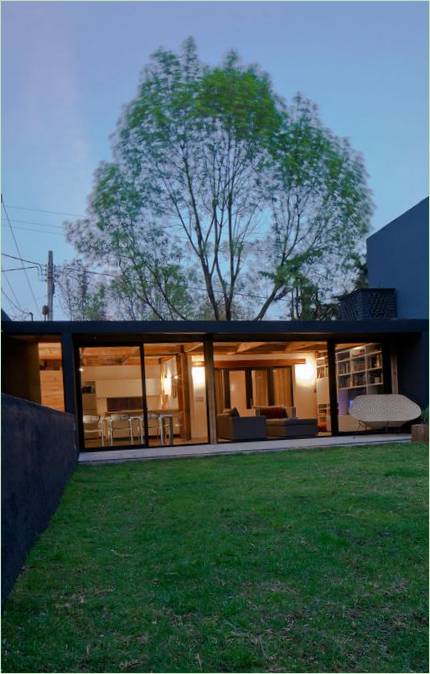 Pôvodný dom Casa Calero s čierno-červenou fasádou od DCPP arquitectos, México City, Mexiko