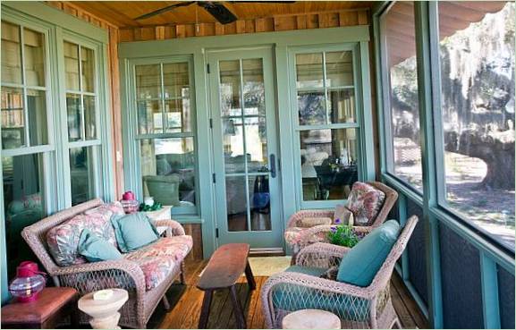 Tyrkysovo sfarbená veranda