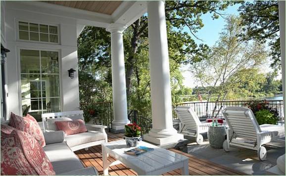 Výzdoba verandy v bielej farbe
