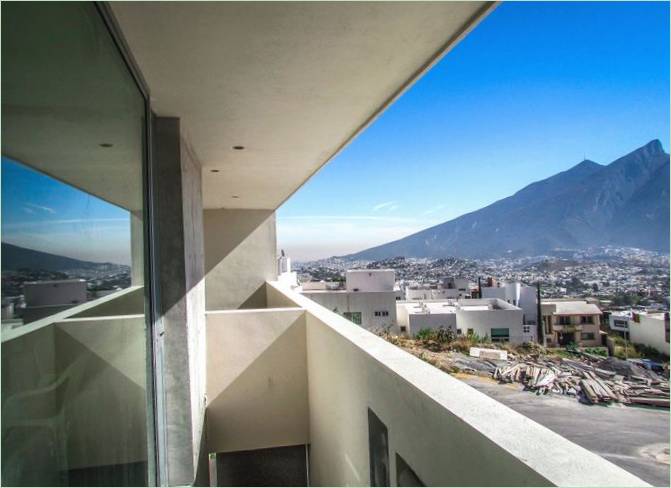 Krásny výhľad na hory z balkóna kaštieľa Monterrey